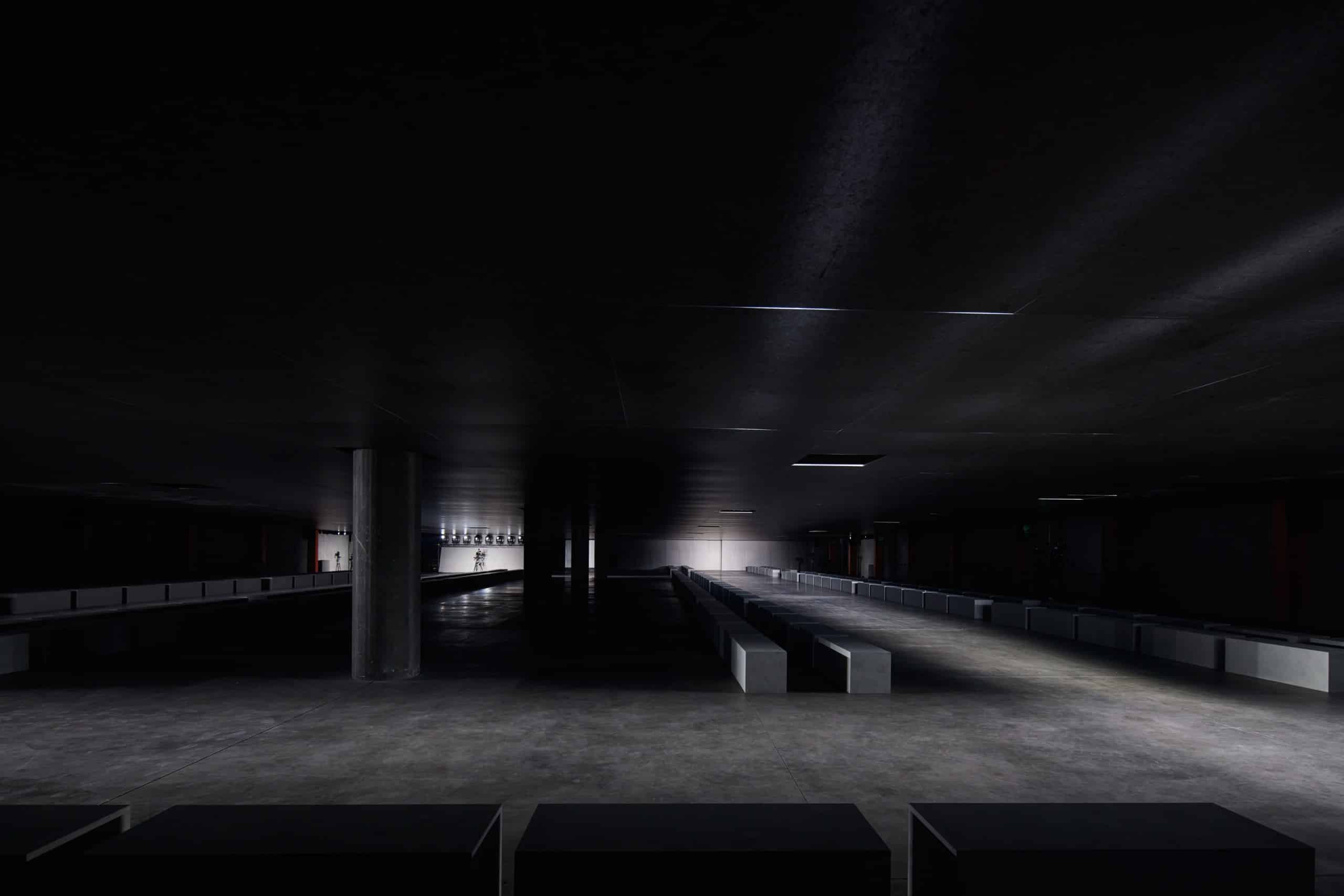 Die bewegliche Decke verändert den Raum von einem dunklen Bunker in eine helle erleuchtete Halle. Foto: Agostino Osio & Alberto Moncada.