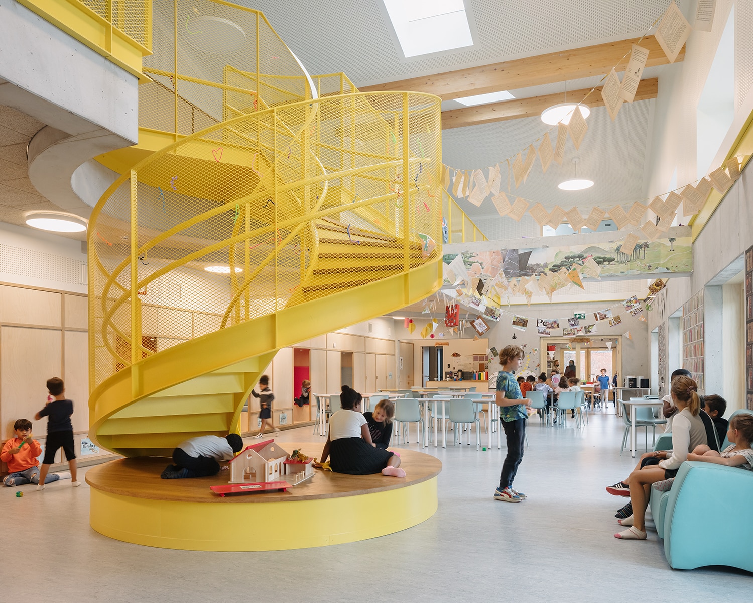 Der Kindergarten in Zwijndrecht von dem Genter Architketurbüro Havana vereint in einem Hybrid-Modell Bildung und industrielle Lagerhallen. Foto: Stijn Bollaert