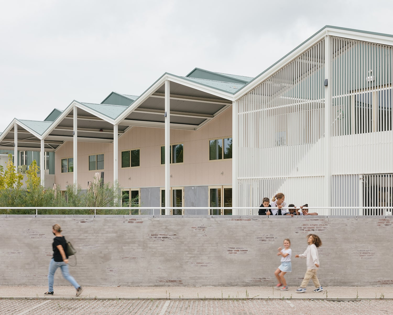 Im Kindergarten in Zwijndrecht werden die Kinder durch den erhöhten Spielplatz auf den Maßstab der Erwachsenen gehoben. Foto: Stijn Bollaert