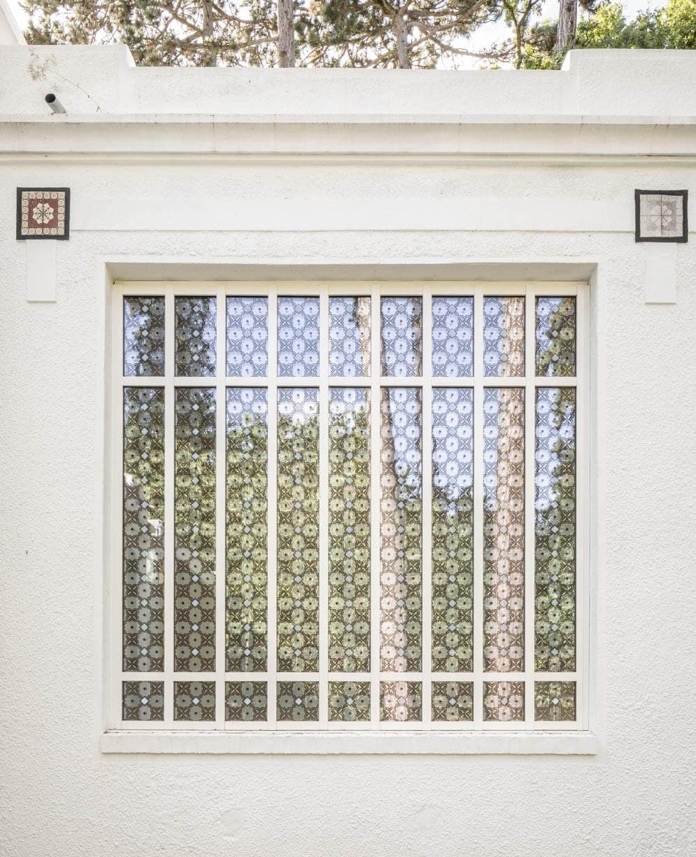 Fenster mit weißen Gitterstäben im Tunesischen Pavillon.