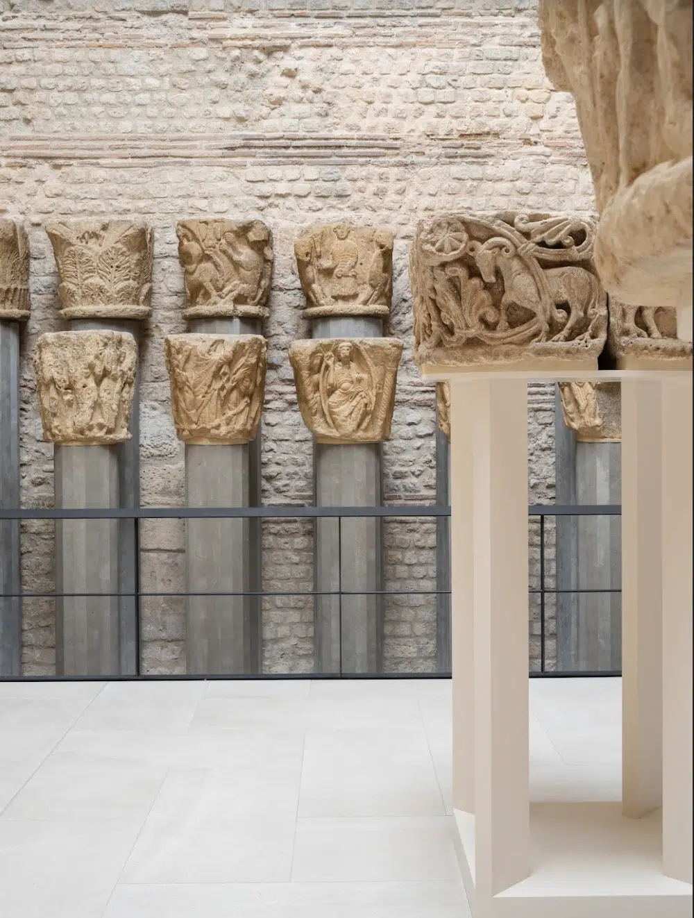 Blick in Saal 3: Zwischen romanischer und frühgotischer Kunst. Foto: © Alexis Paoli, OPPI