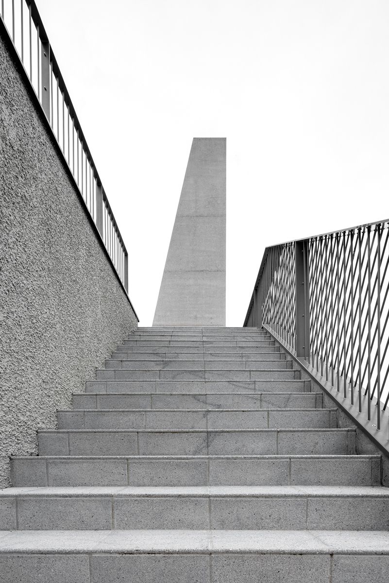 An dem neuen Clubhaus in Haag von MoDus Architekten setzt ein elf Meter hoher Turm eine neue Landmarke. Foto: MoDusArchitects ©Gustav Willeit