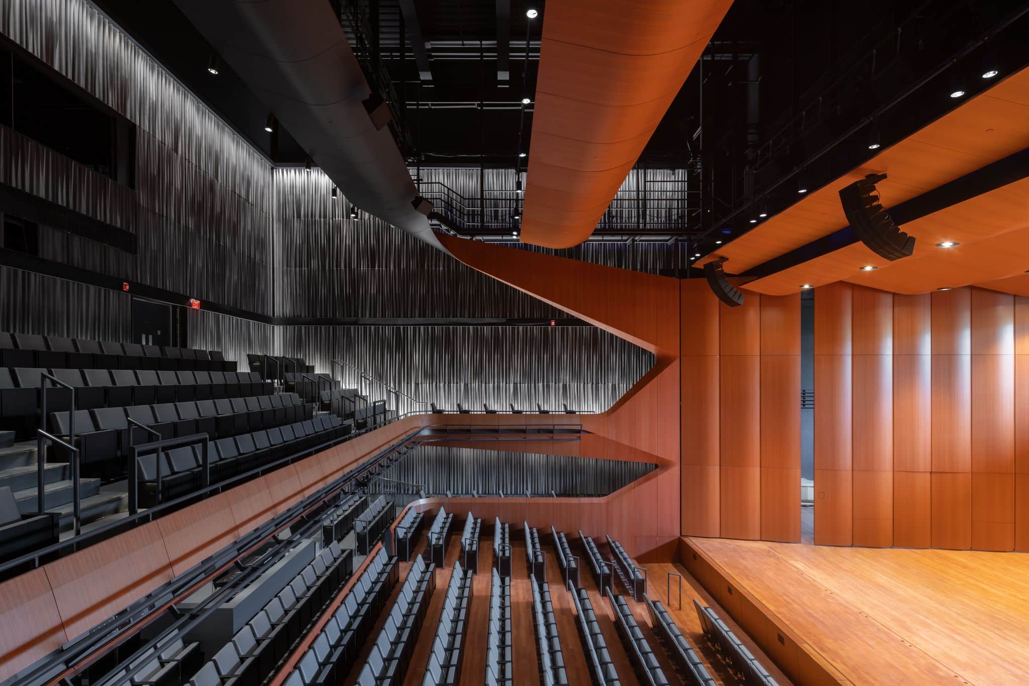 Bestuhlung des Luth-Konzertsaals und maßgefertigte Diffusionsplatten aus Beton, Foto: Iwan Baan, Courtesy of Diller Scofidio + Renfro
