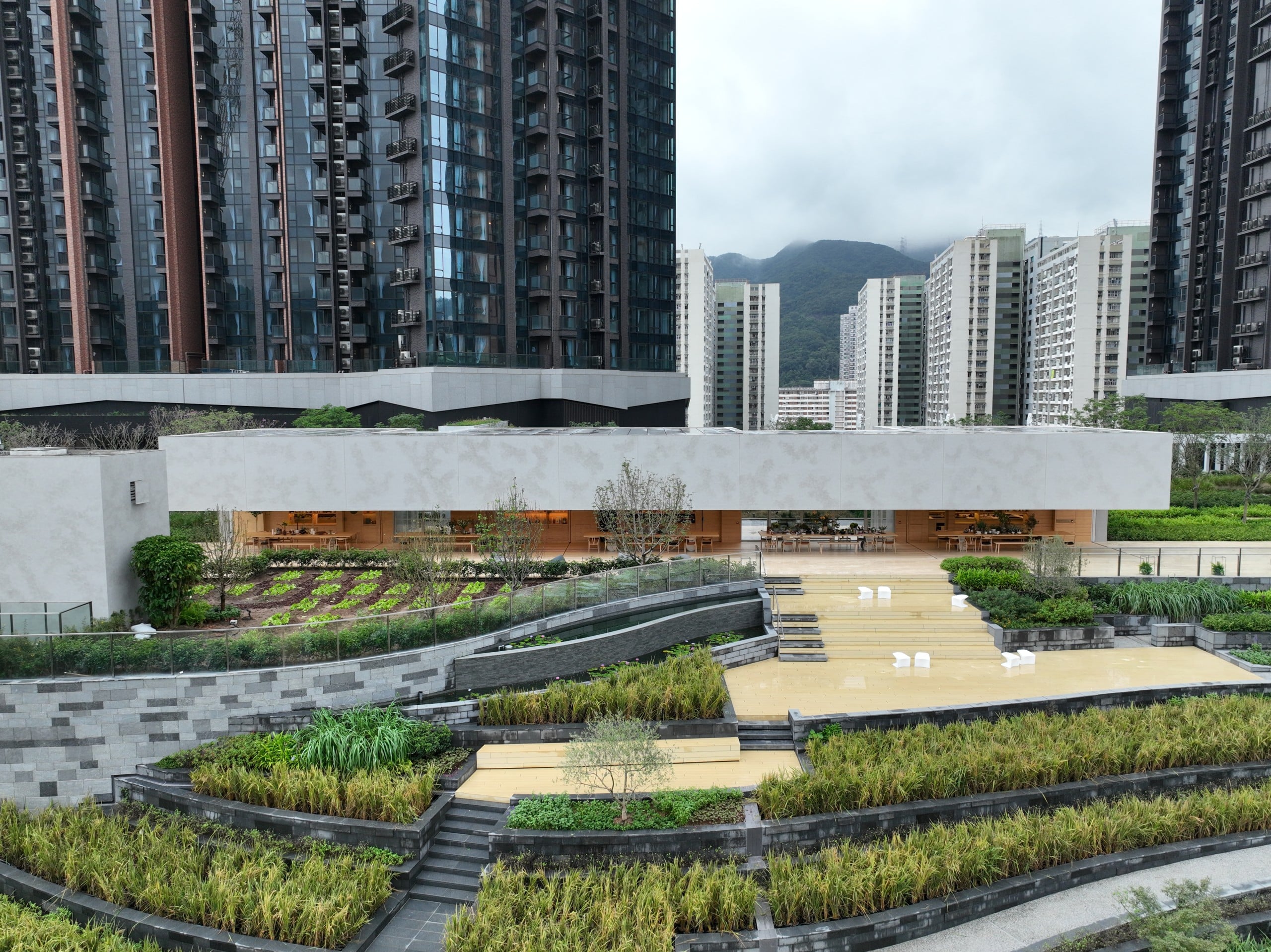 In Hongkong hat die Architekturfirma Snøhetta die Pavilia Farm entworfen: eine ruhige Grünfläche mitten in Stadt. Foto: New World Development