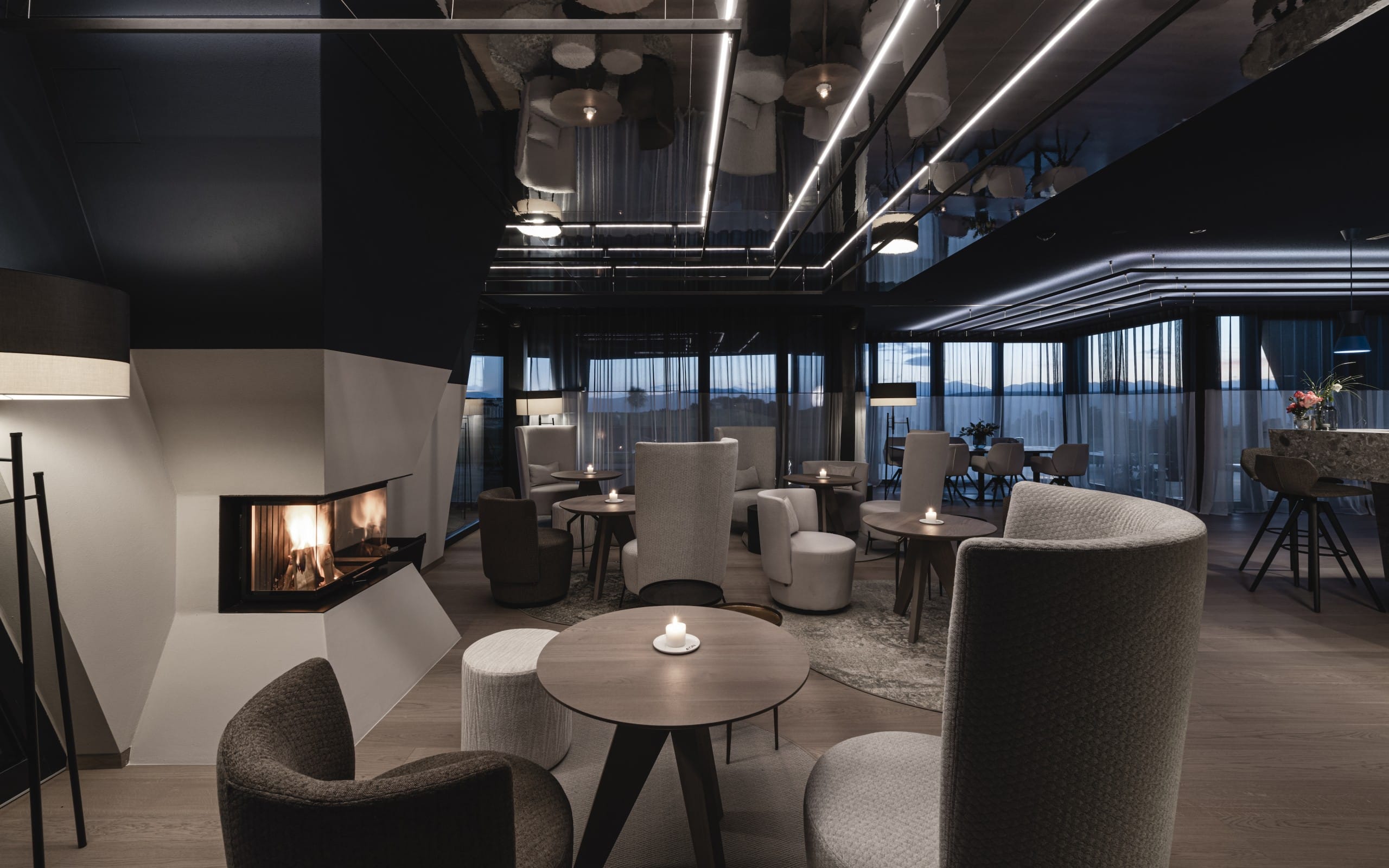Auf einem sanft gewölbten Hochplateau 900 Meter oberhalb von Bozen liegt das neue Aeon-Hotel so abgelegen, dass sich der Gast auf faszinierende Weise der Welt entrückt fühlt. Foto: Hannes Niederkofler