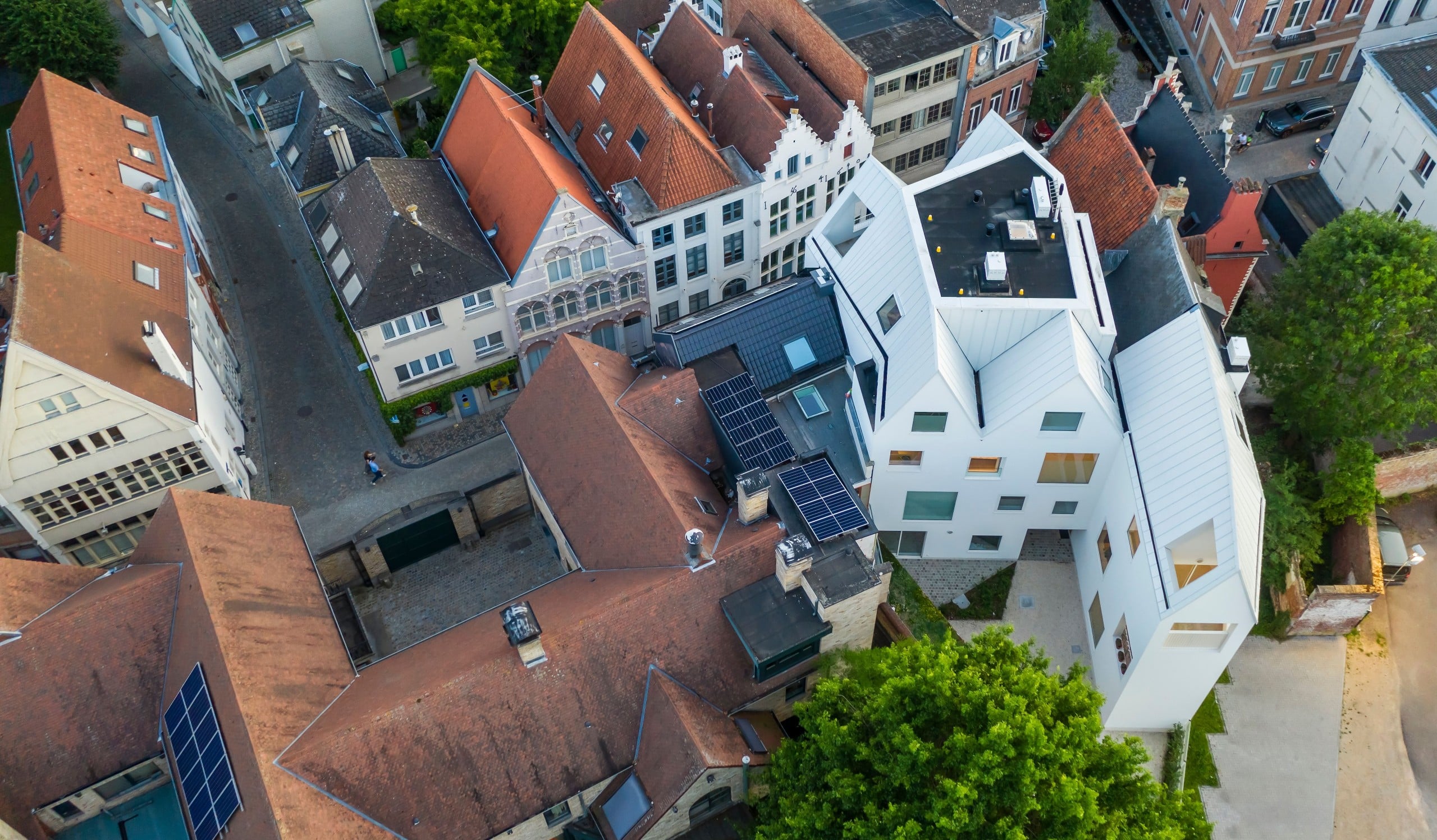 In Mechelen haben dmvA architecten das Wohnhaus „In de Stad“ errichtet. Foto: © Sergio Pirrone