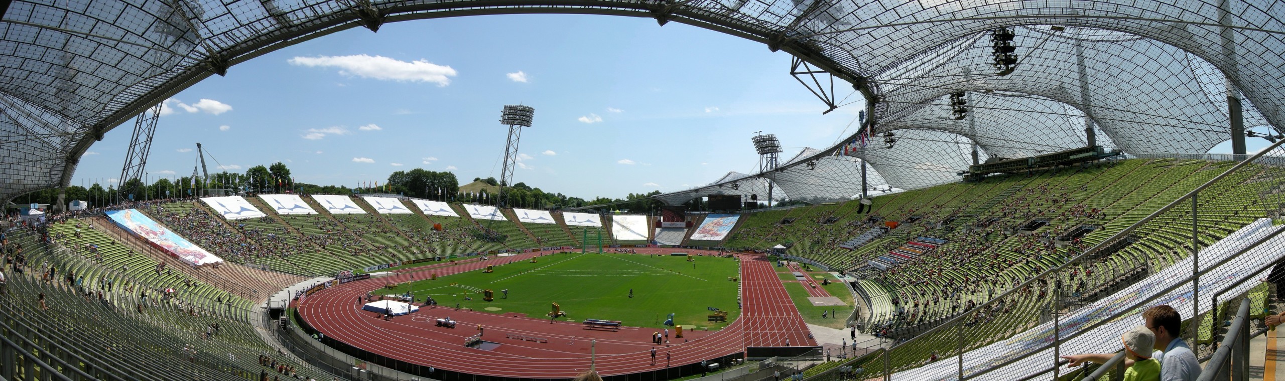 Blick in das Münchner Olympiastadion. Bildquelle: Tobi 87, CC BY-SA 4.0 , via Wikimedia Commons
