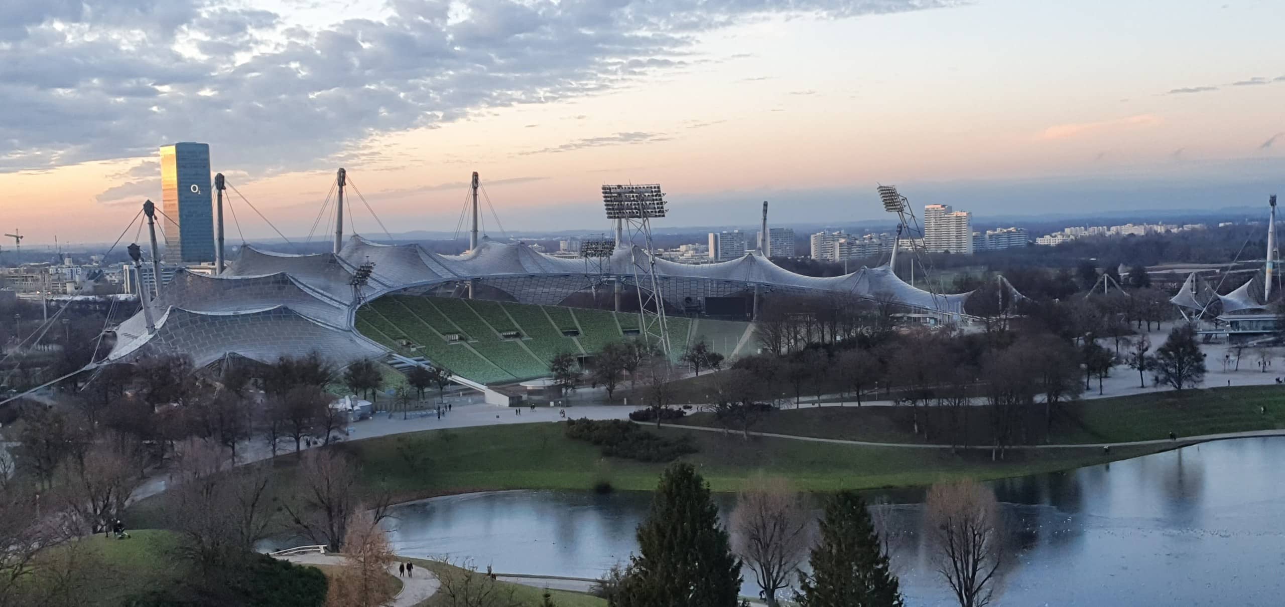 Das berühmte Zeltdach das Münchner Olympiastadions ist bis heute ein architektonisches Highlight der Stadt. Bildquelle: Pxfuel