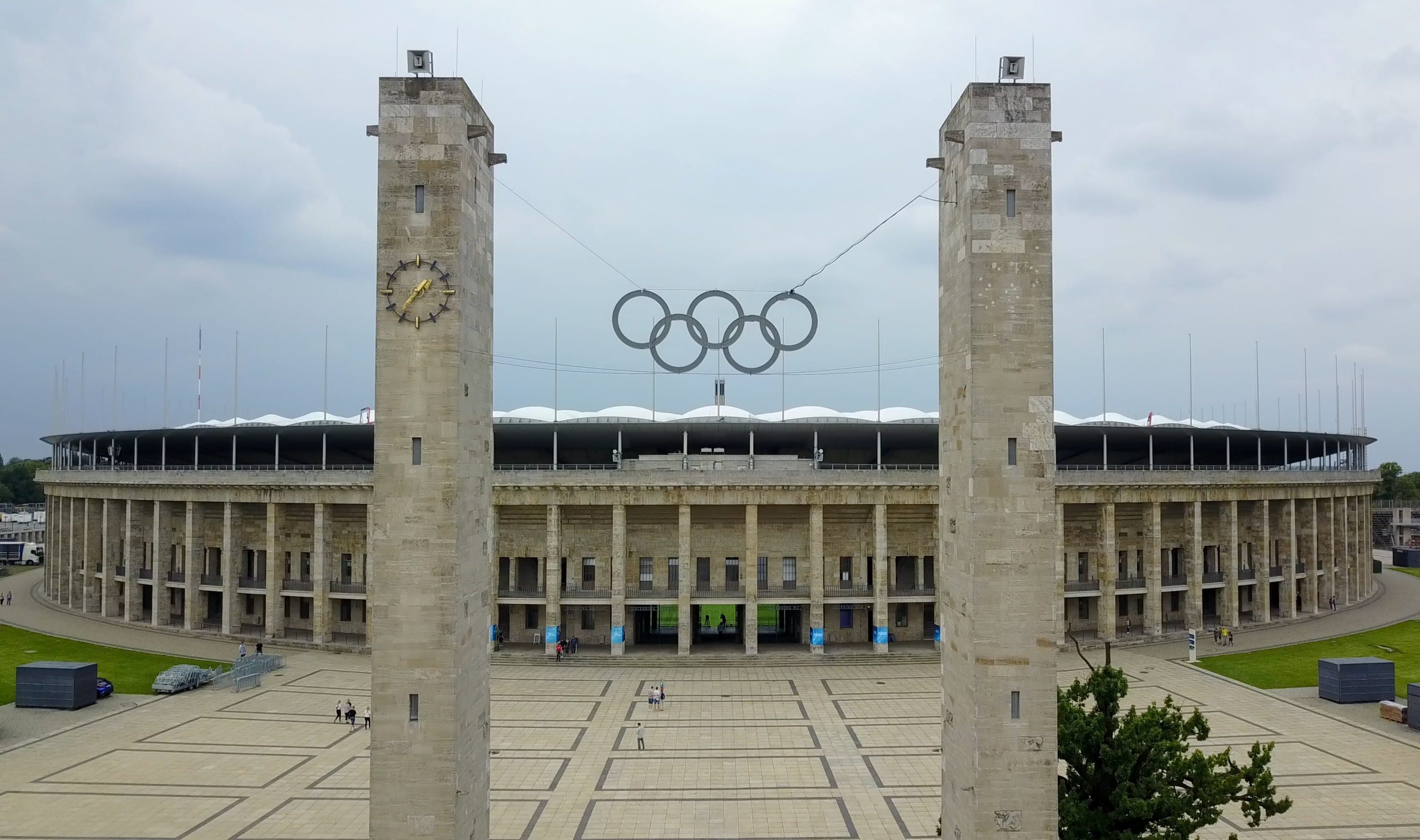 Der Haupteingang des Olympiastadions Berlin mit den Olympischen Ringen im Vordergrund. Bildquelle: KK nationsonline, CC BY-SA 4.0 , via Wikimedia Commons
