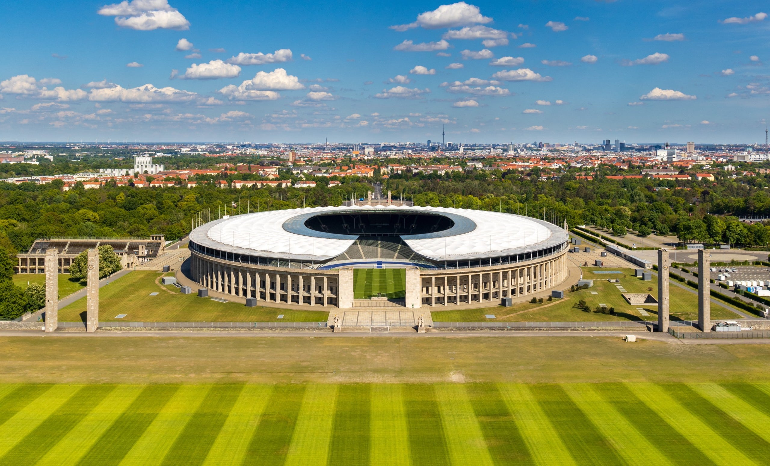 Blick auf das Olympiastadion Berlin im Jahr 2020. Bildquelle: Matthias Süßen, CC BY-SA 4.0 , via Wikimedia Commons
