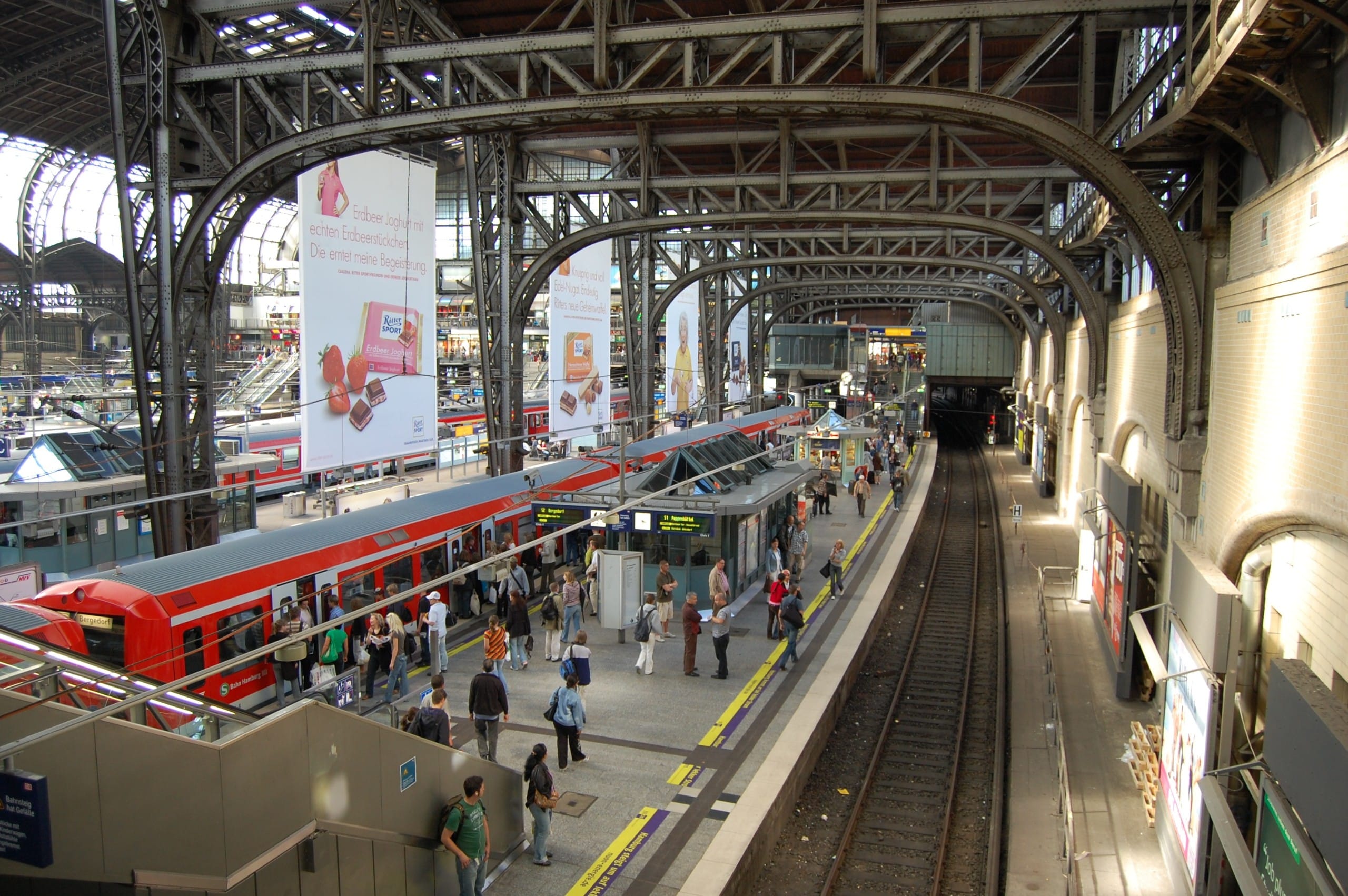 Die S-Bahn nutzt den Hamburger Hauptbahnhof ebenfalls. Bildquelle: IqRS, CC BY-SA 3.0 , via Wikimedia Commons