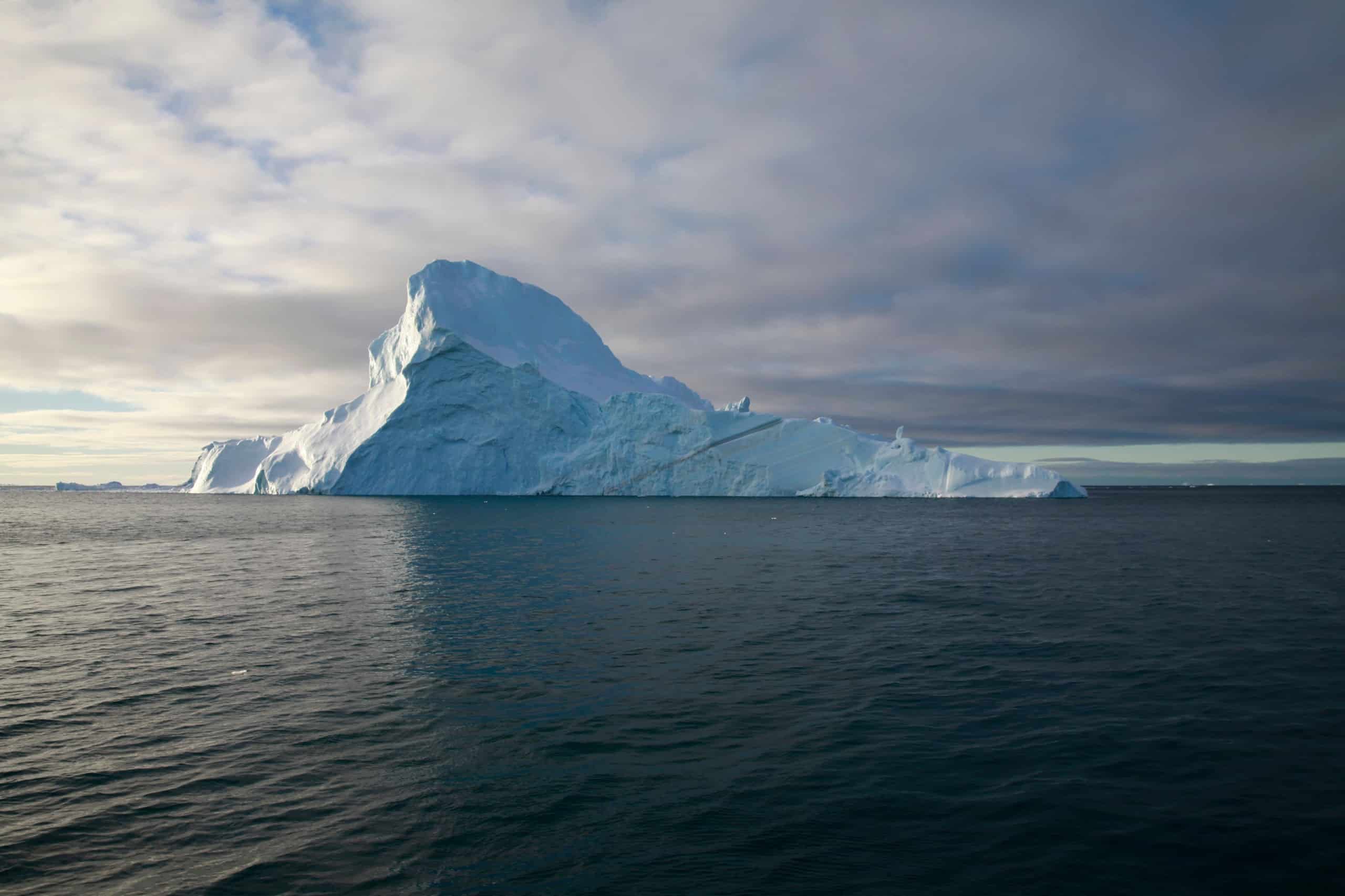 Der Park Ilulissat Eisfjord in Grönland von Studio Other Spaces bietet einen Maßstab für die Betrachtung des gleichnamigen Naturphänomens. Foto © Studio Other Spaces