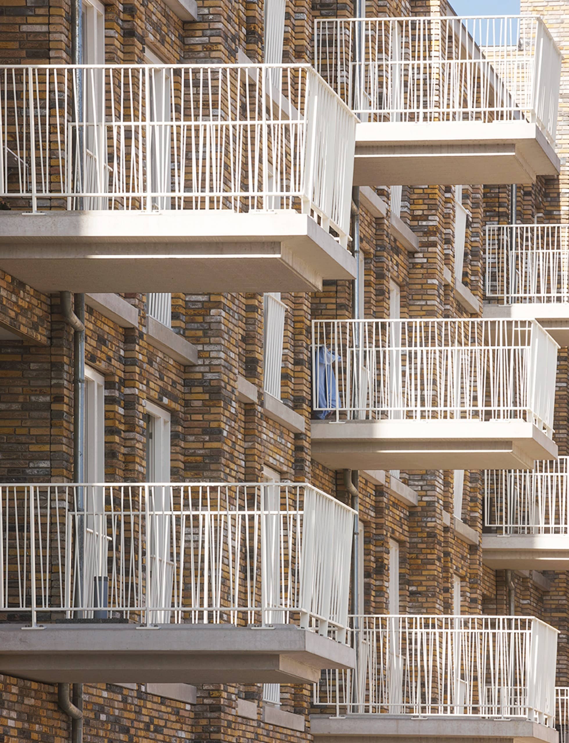 Ein echter Hingucker sind die Balkone, die eine moderne Komponente miteinbringen. Foto: © Arjan Schmitz
