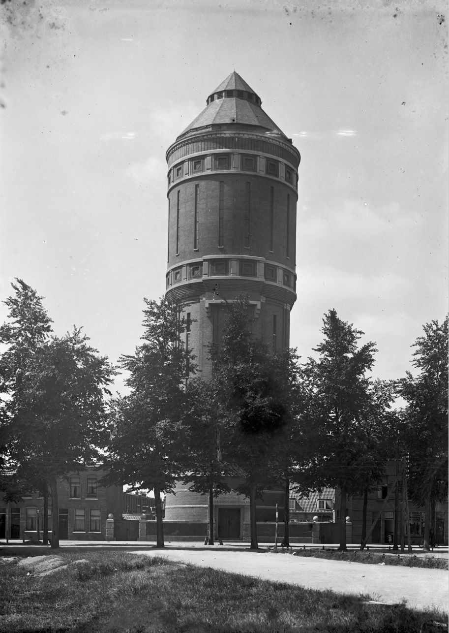 Das niederländische Architekturbüro Zecc Architecten hat in Utrecht einen Wasserturm in eine erhöhte Wohnanlage umgewandelt. Zeichnung: Zecc Architects