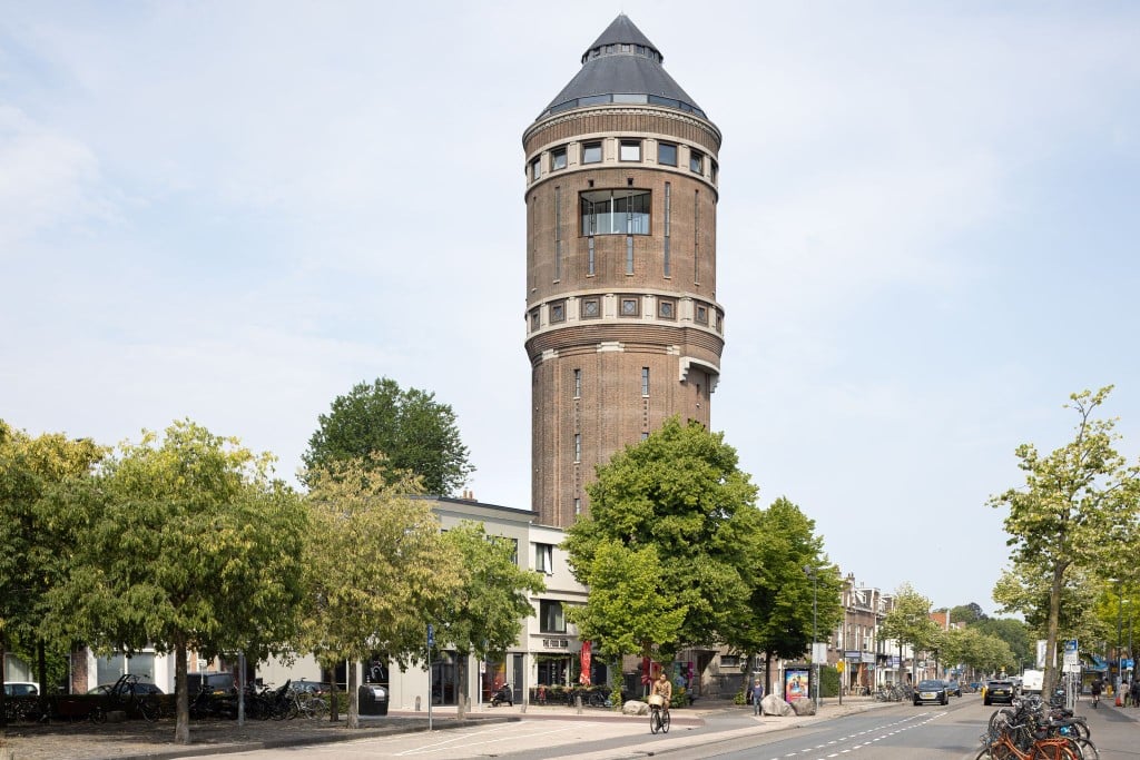 Das niederländische Architekturbüro Zecc Architecten hat in Utrecht einen Wasserturm in eine erhöhte Wohnanlage umgewandelt. Foto: Stijn Poelstra