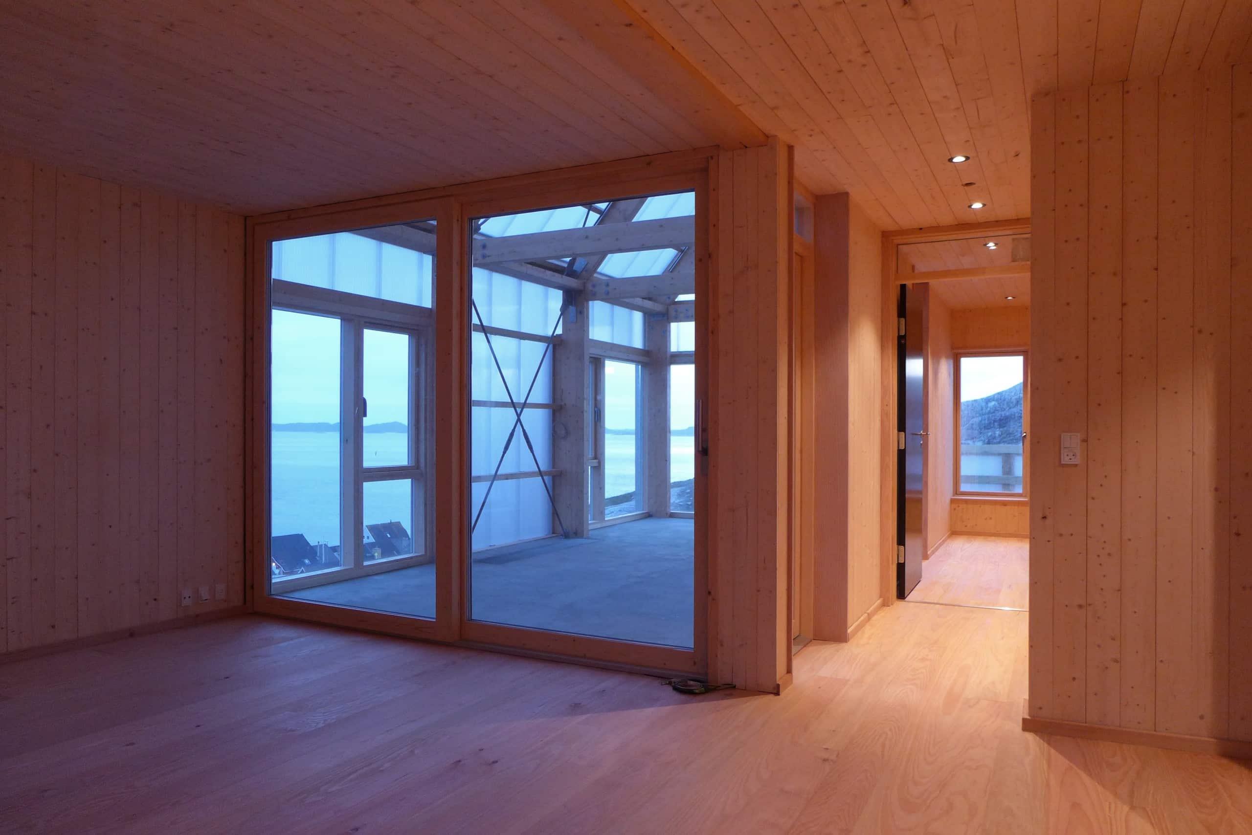 Das Innere des „House Nuuk“ ist mit Holz verkleidet und strahlt im Gegensatz zum industriellen Äußeren und der Arktiskälte eine warme Atmosphäre aus. Foto: © Tegnestuen Vandkunsten