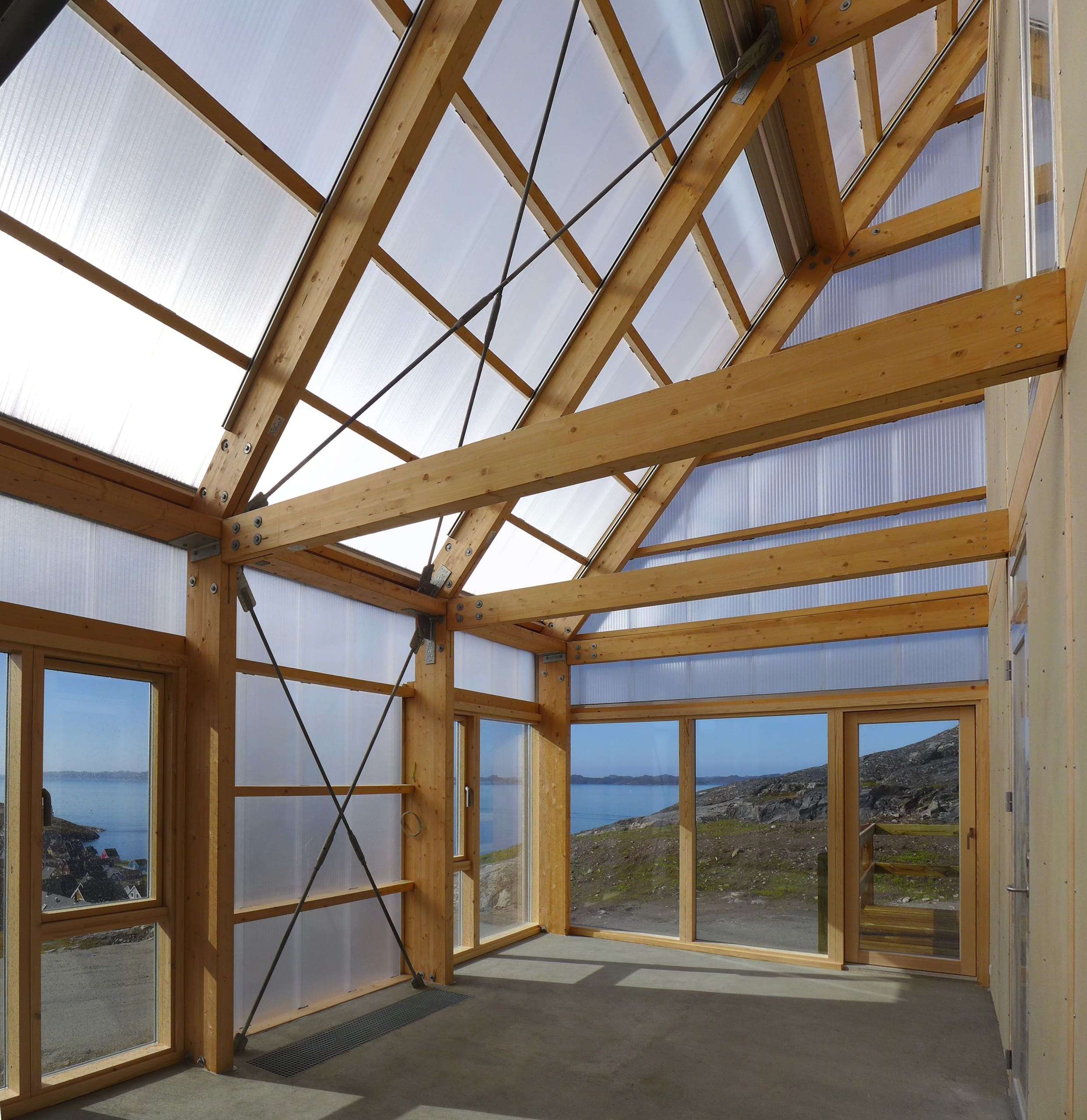 Das gläserne Dach ist ein Highlight des Baus sowie der Wintergarten, der einen Ausblick auf der naturbelassene Landschaft gibt. Foto: © Tegnestuen Vandkunsten