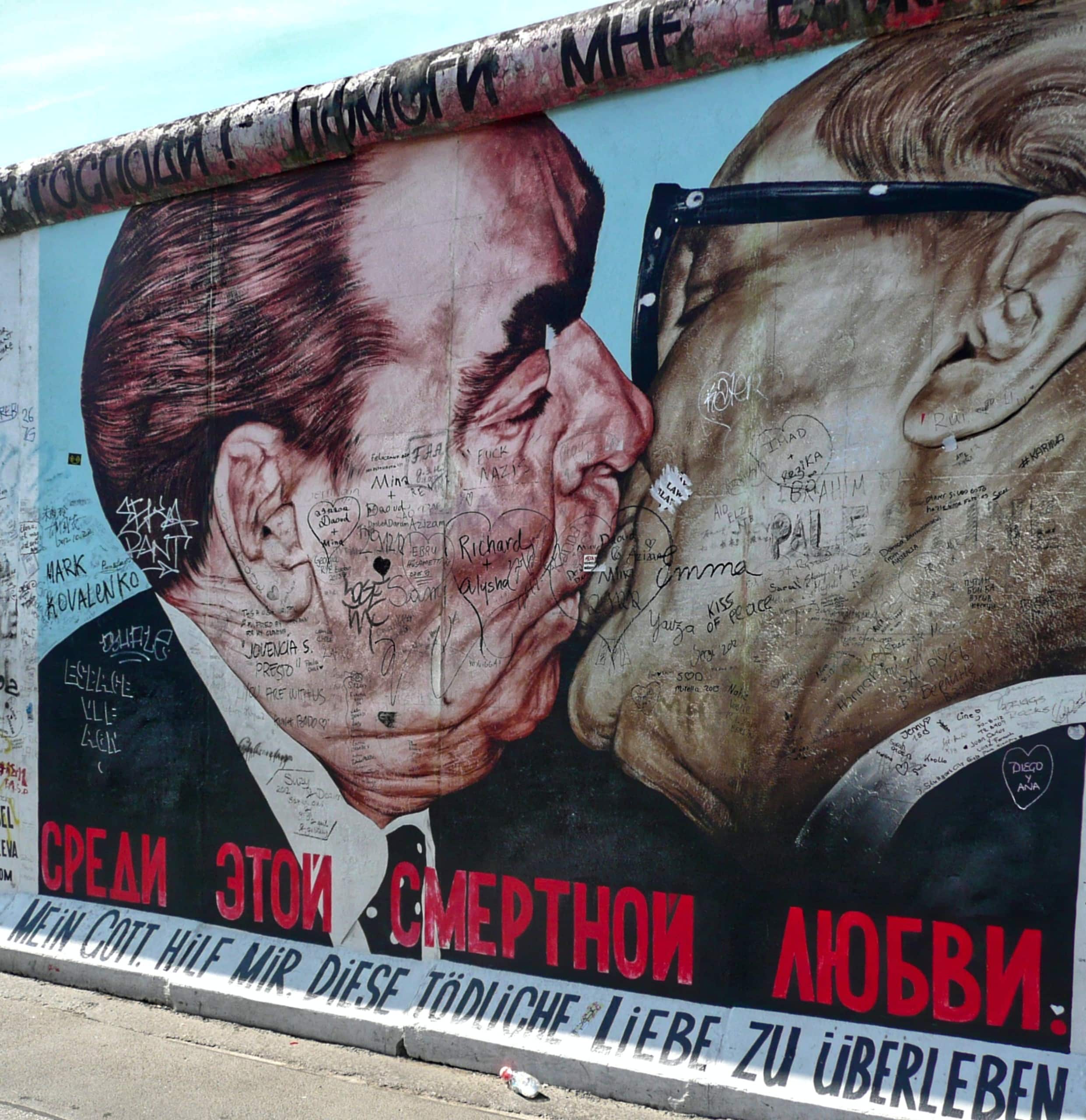 Der berühmte Kuss zwischen Brezhnev und Honecker gehört zu den Kunstwerken, die heute die East Side Gallery zieren. Bildquelle: Unsplash