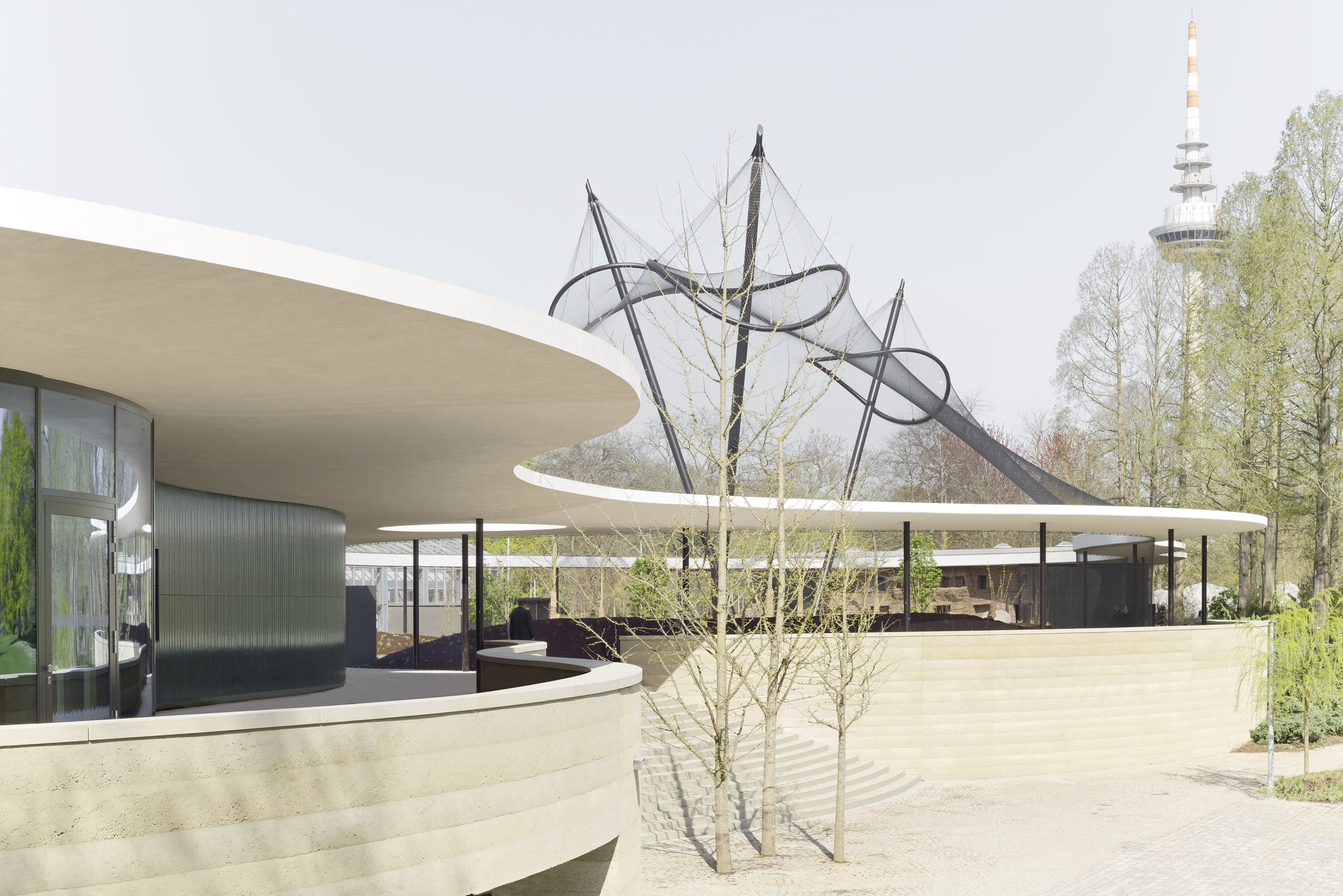 Das Grüne Erlebniszentrum von BEZ + Kock Architekten im Luisenpark Mannheim zeichnet sich durch seine fließende Form mit dem Dach als Verbindungselement aus. Bildquelle: © Brigida González