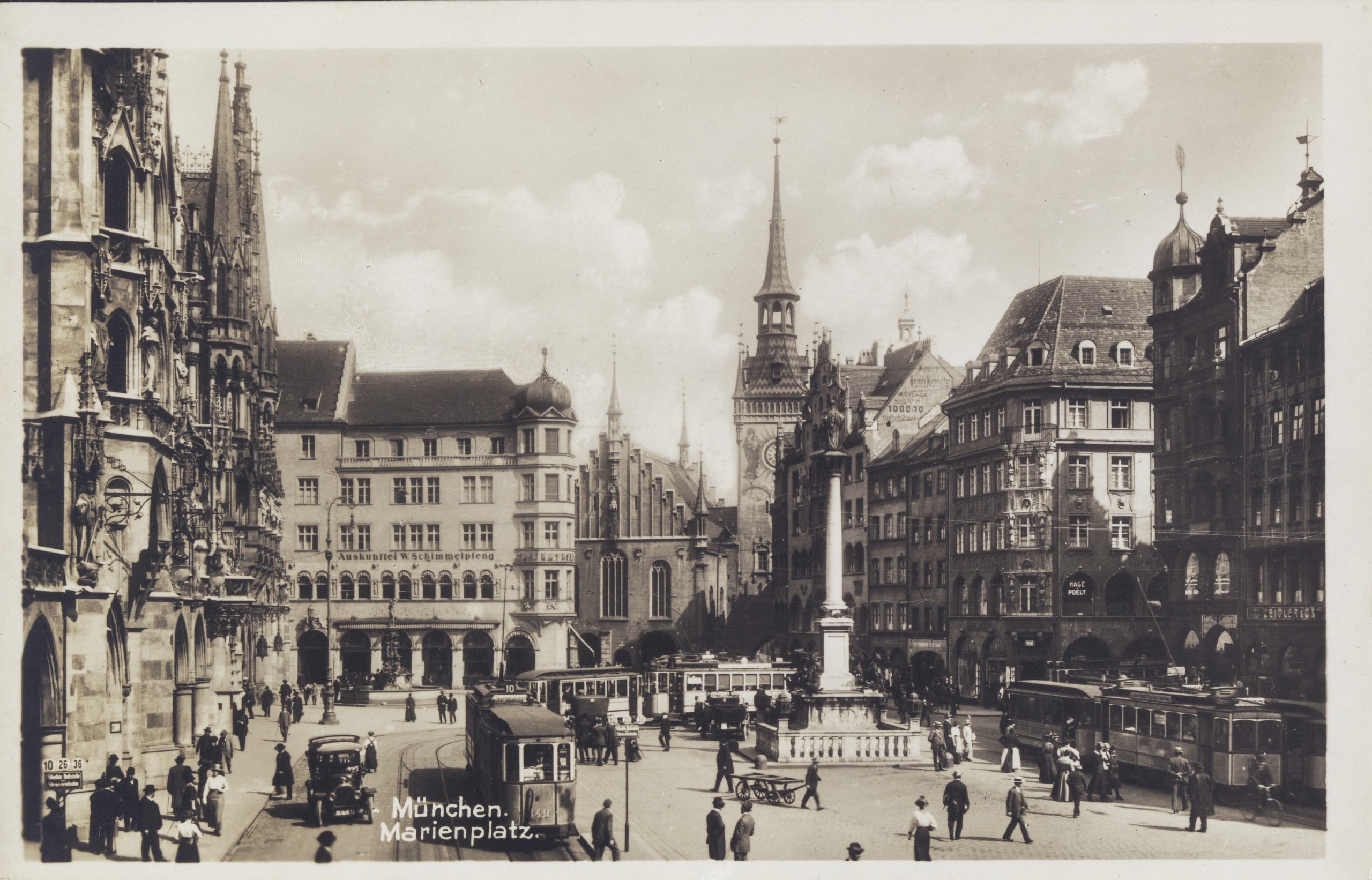 Der Münchner Marienplatz allein beherbergt diverse Denkmäler, eines davon das Neue Rathaus (links) oder die Mariensäule (Mitte rechts).
