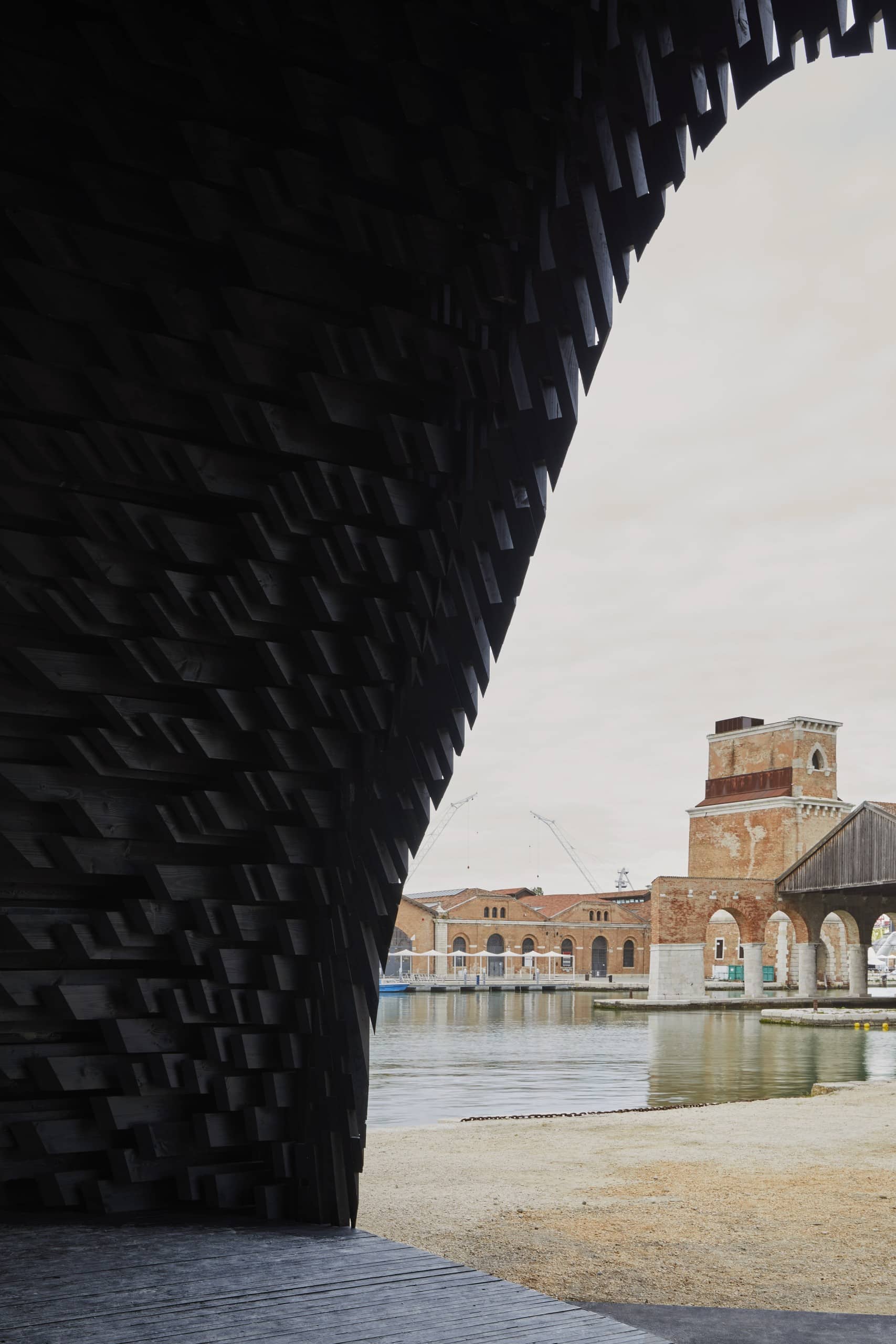 Architekt David Adjaye hat für die Architekturbiennale 2023 in Venedig Skulptur aus schwarzem Holz mit Namen Kwaeε (Wald) gestaltet. Foto: Michelle Äärlaht