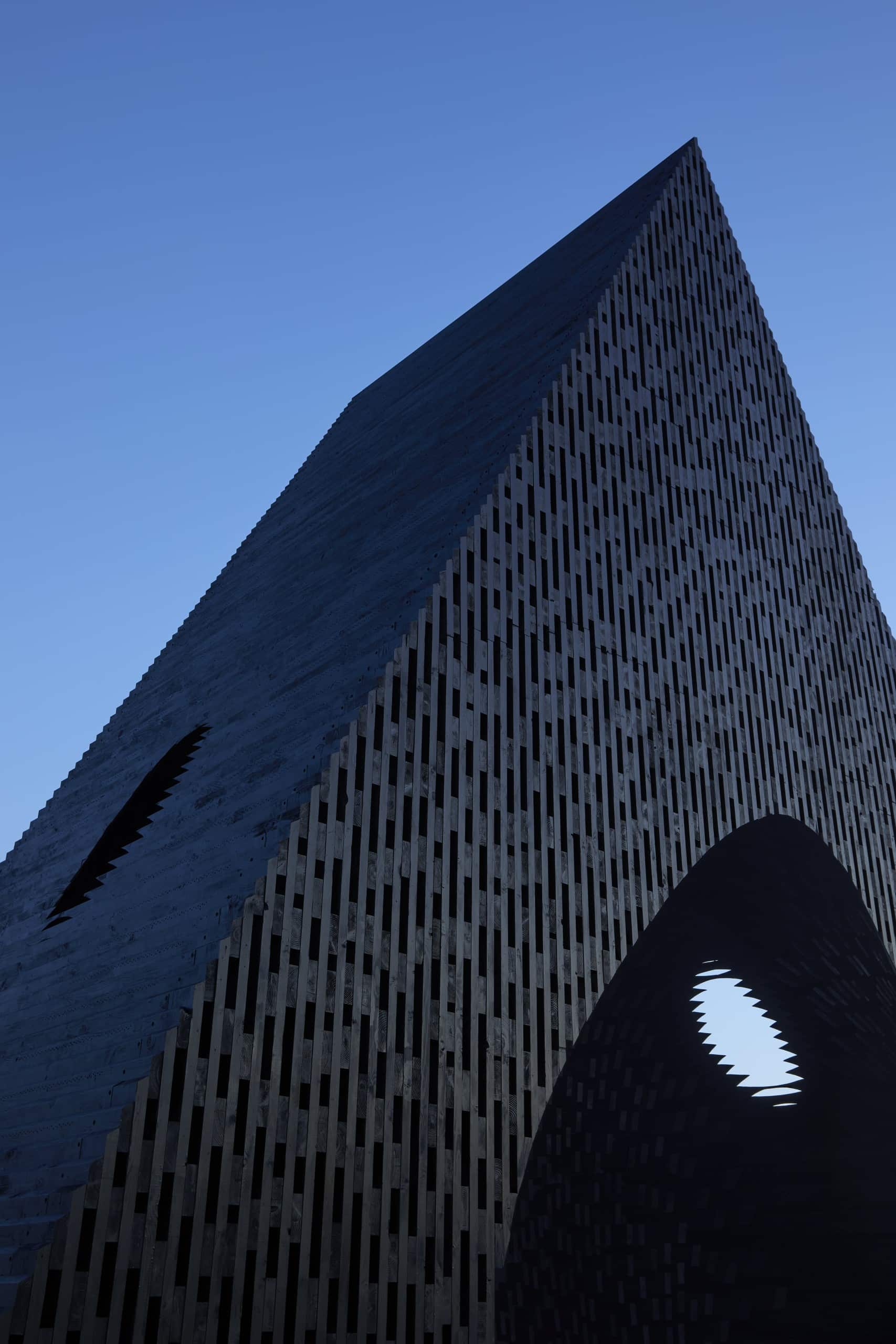 Architekt David Adjaye hat für die Architekturbiennale 2023 in Venedig Skulptur aus schwarzem Holz mit Namen Kwaeε (Wald) gestaltet. Foto: Michelle Äärlaht
