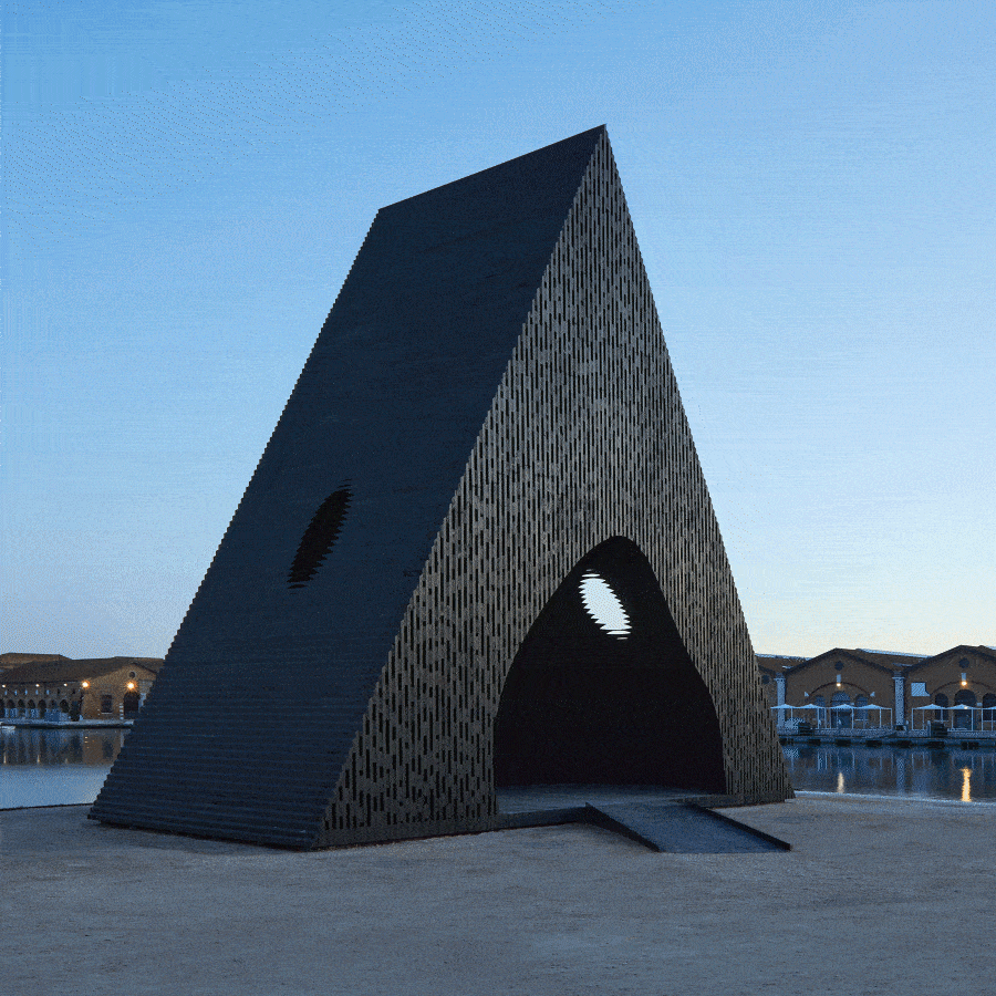 Architekt David Adjaye hat für die Architekturbiennale 2023 in Venedig eine Skulptur aus schwarzem Holz mit Namen Kwaeε (Wald) gestaltet. Fotos: Michelle Äärlaht