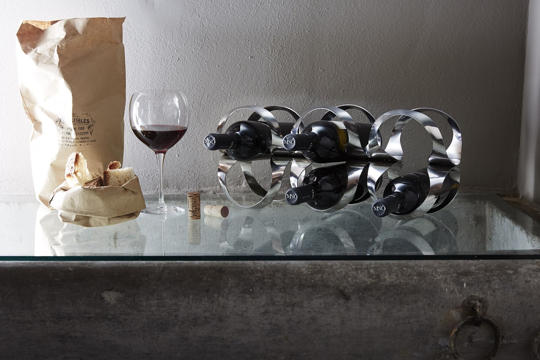 Ben van Berkel hat für die italienische Firma Alessi ein Weinregal entworfen. Foto: © Alessi