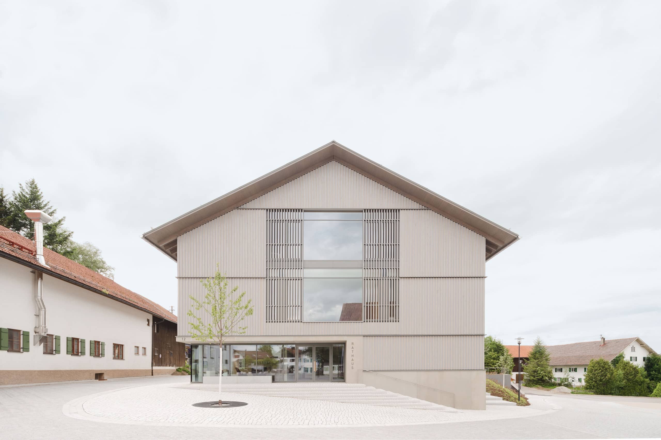 Muffler Architekten schafften für Oy-Mittelberg im Allgäu ein neues Rathaus. Foto: Brigida González