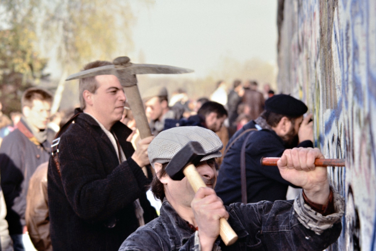 Berliner Einwohner, wie sie im November 1989 die Mauer zerstören. Bild: Stiftung Berliner Mauer, Detlef Gallinge