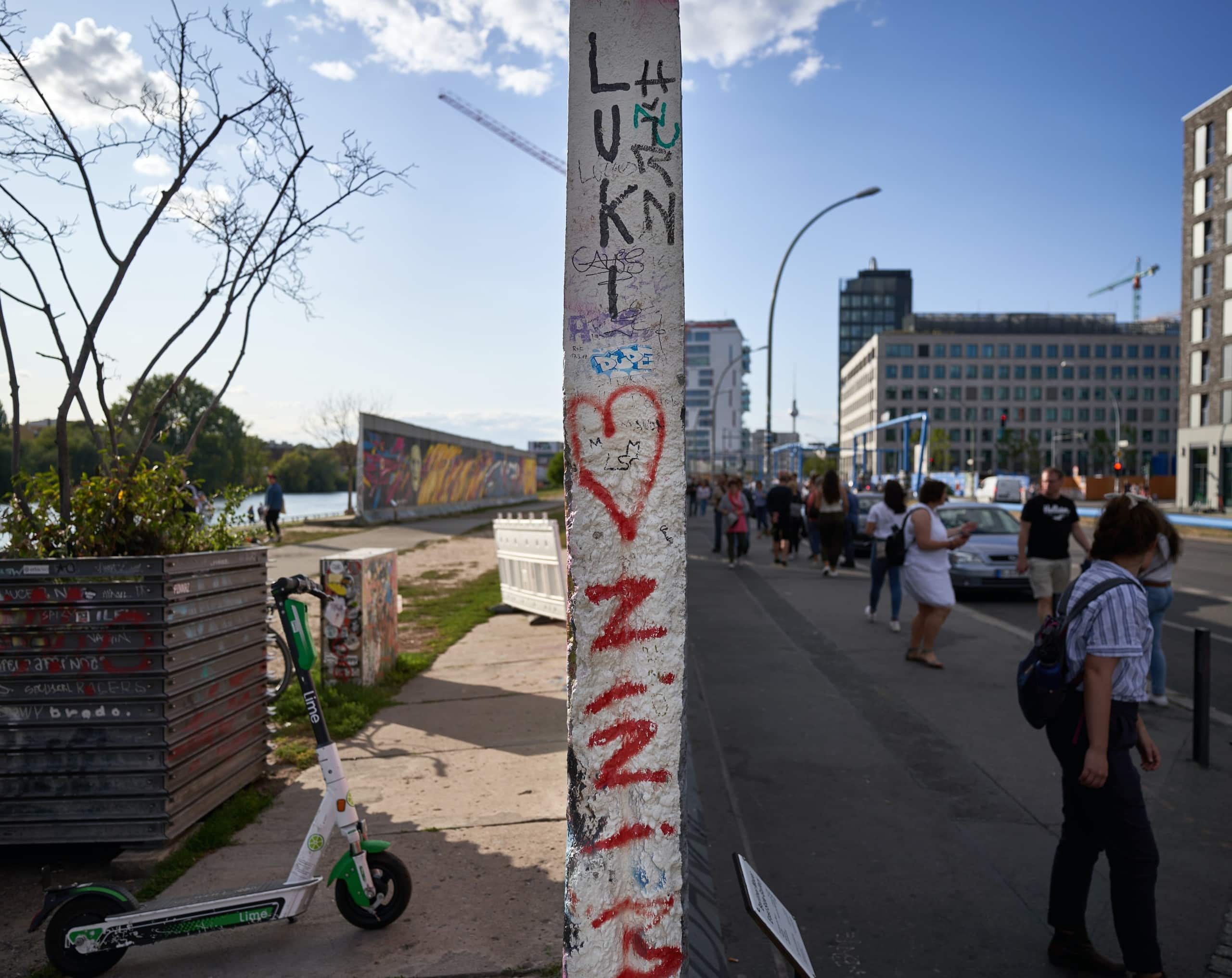 Teile der Berliner Mauer blieben erhalten und dienen heute als Mahnmal und Warnung. Bild: Unsplash