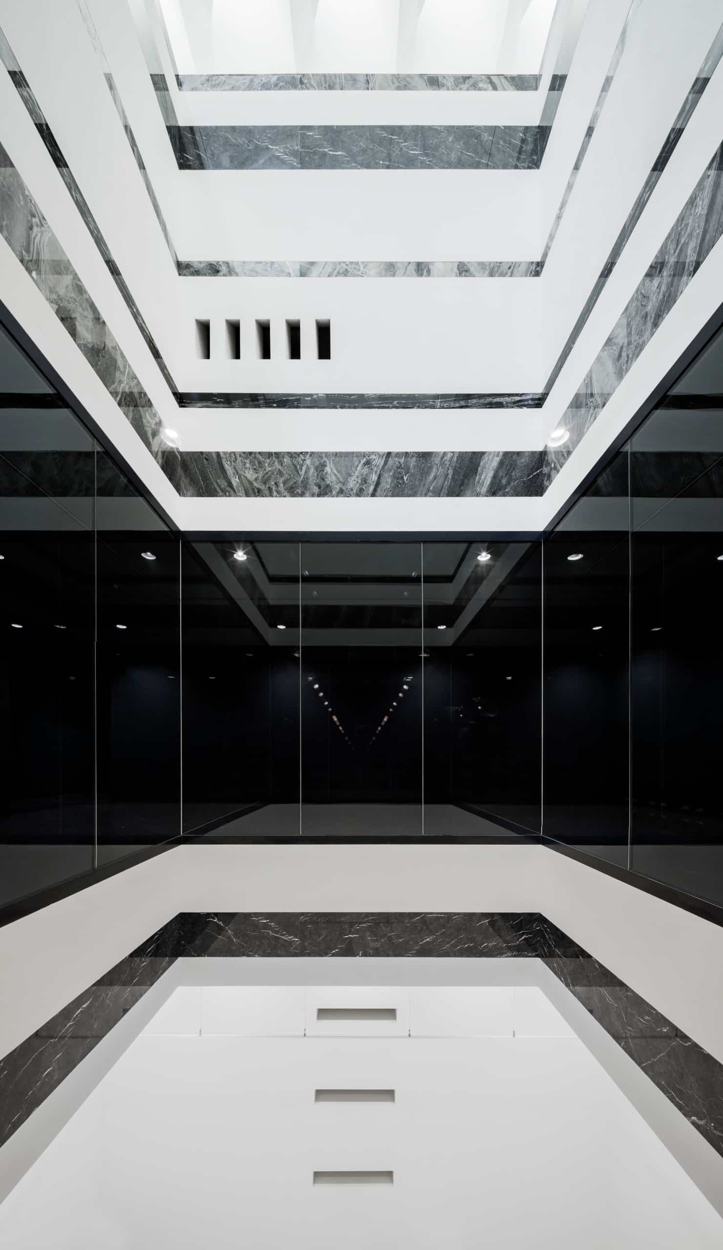 Skulpturen, Zeichnungen und Radierungen sind im verdunkelten Zwischengeschoss zu sehen. Foto: KMSKA /© KAAN Architecten