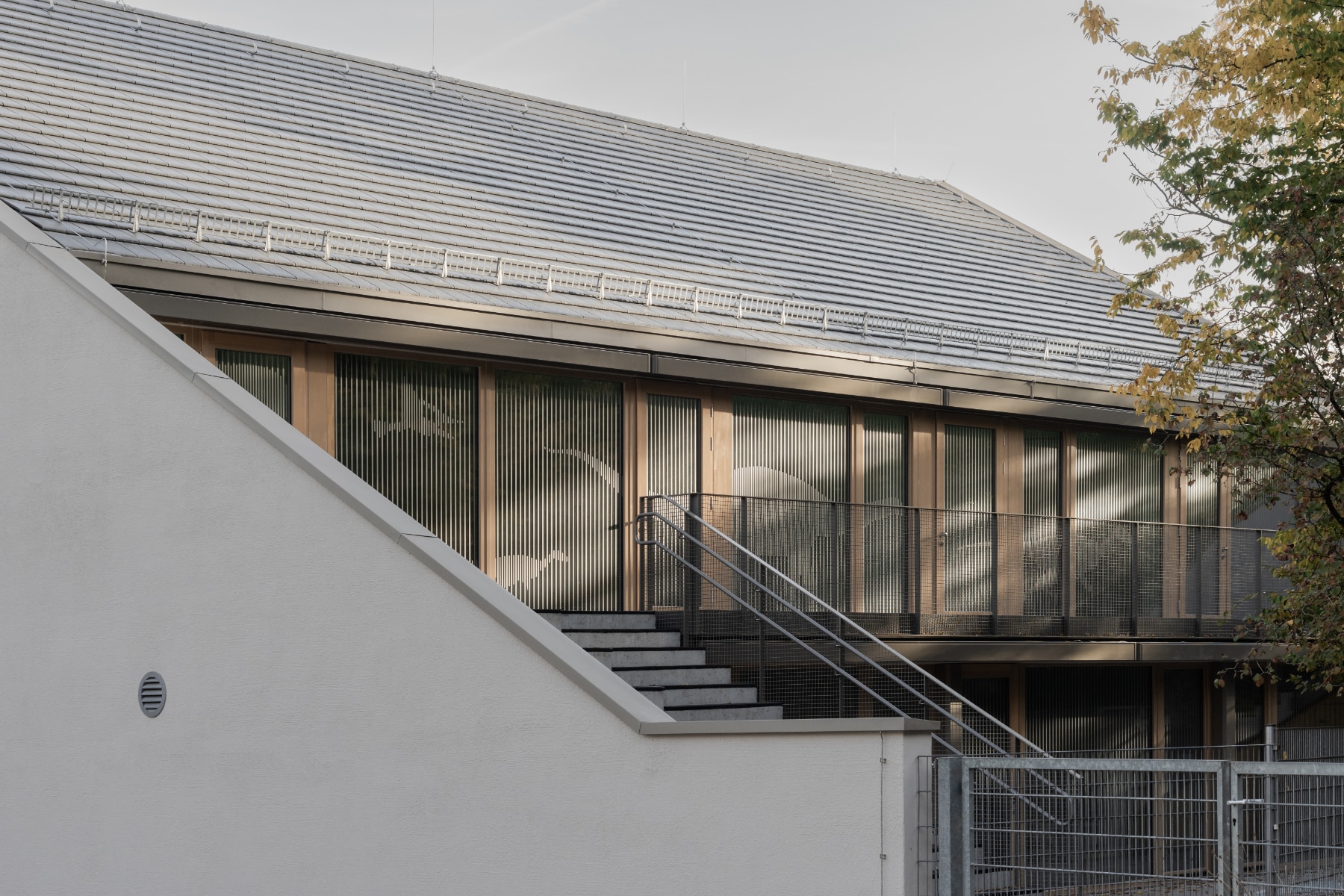 Die 2020 abgerissene Kita in Stuttgart Hedelfingen konnte nur zwei Jahre nach Dank von larob. studio für architektur wieder eröffnet werden. Foto: © Timo Kemmner
