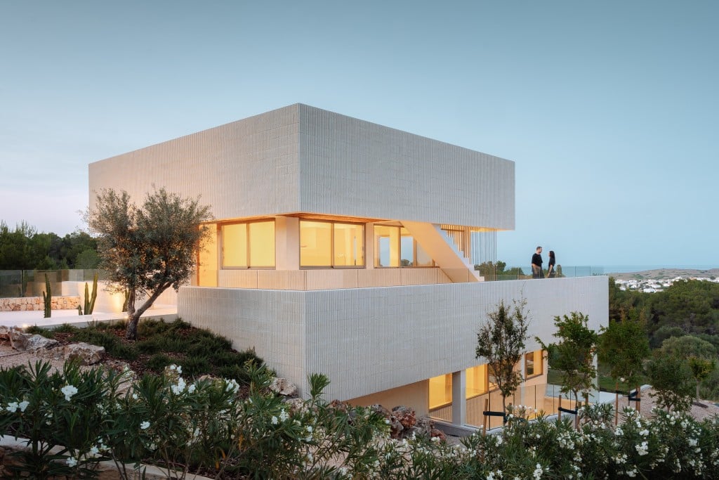 Nomo Studio hat auf Menorca einen eindrucksvollen Betonbau namens „Shift House“ auf kleinem Grundstück geschaffen. Foto: © Joan Guillamat