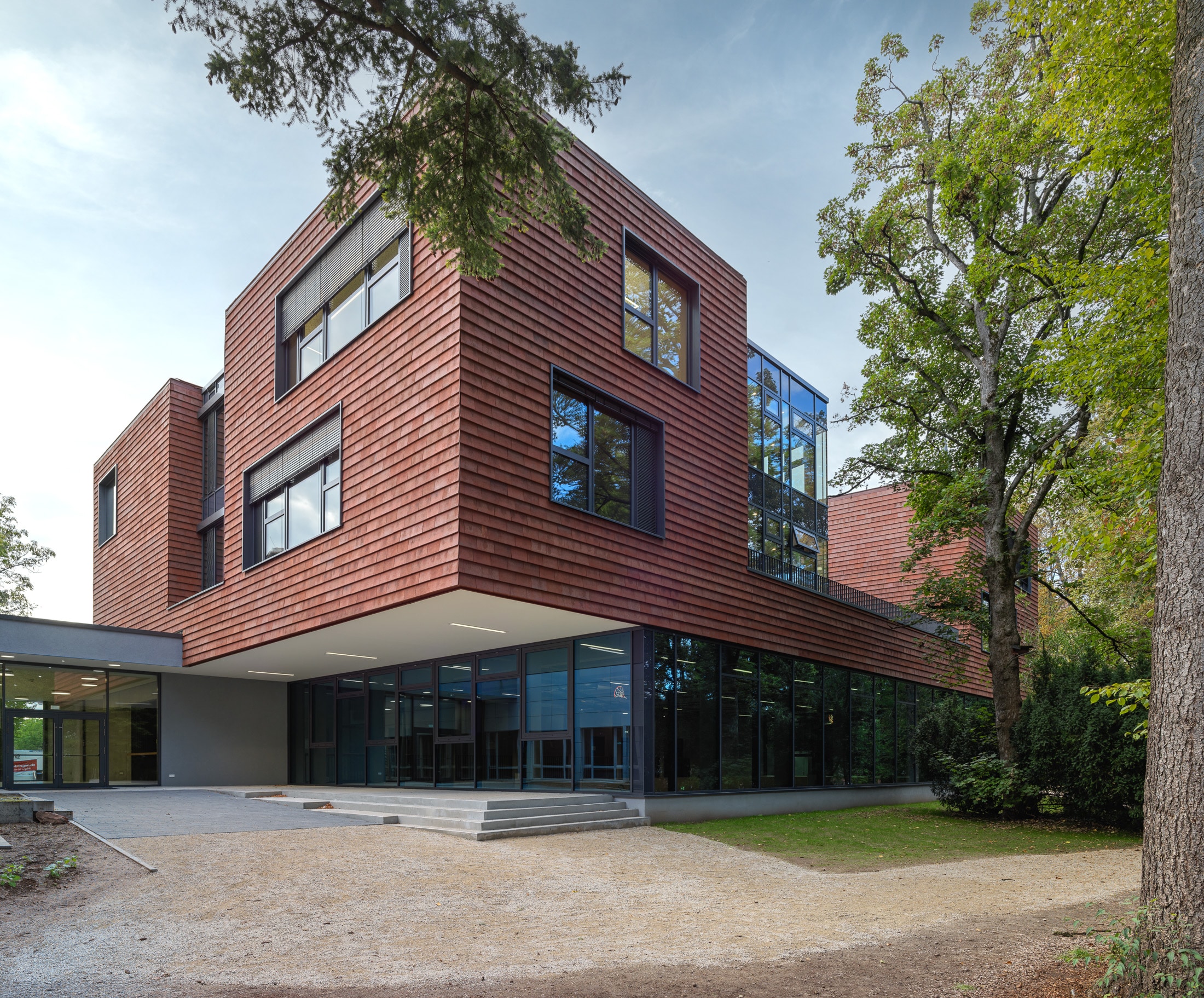 Der Erweiterungsbau der Elisabeth-von-Thadden-Schule in Heidelberg zeichnet sich durch seine geschuppte Ziegelfassade aus. Foto: Thilo Ross