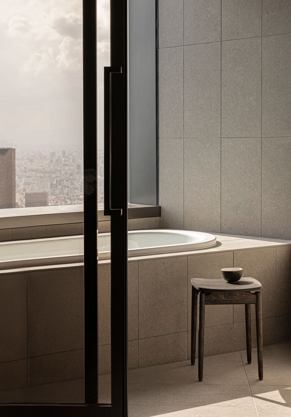 Im Hotel Bellustar in Tokio haben Norm Architects und Keiji Ashizawa Design vereint Minimalismus und ehrliches Design mit einer tollen Aussicht. Foto: Jonas Bjerre-PoulsenNacása & Partners Inc.