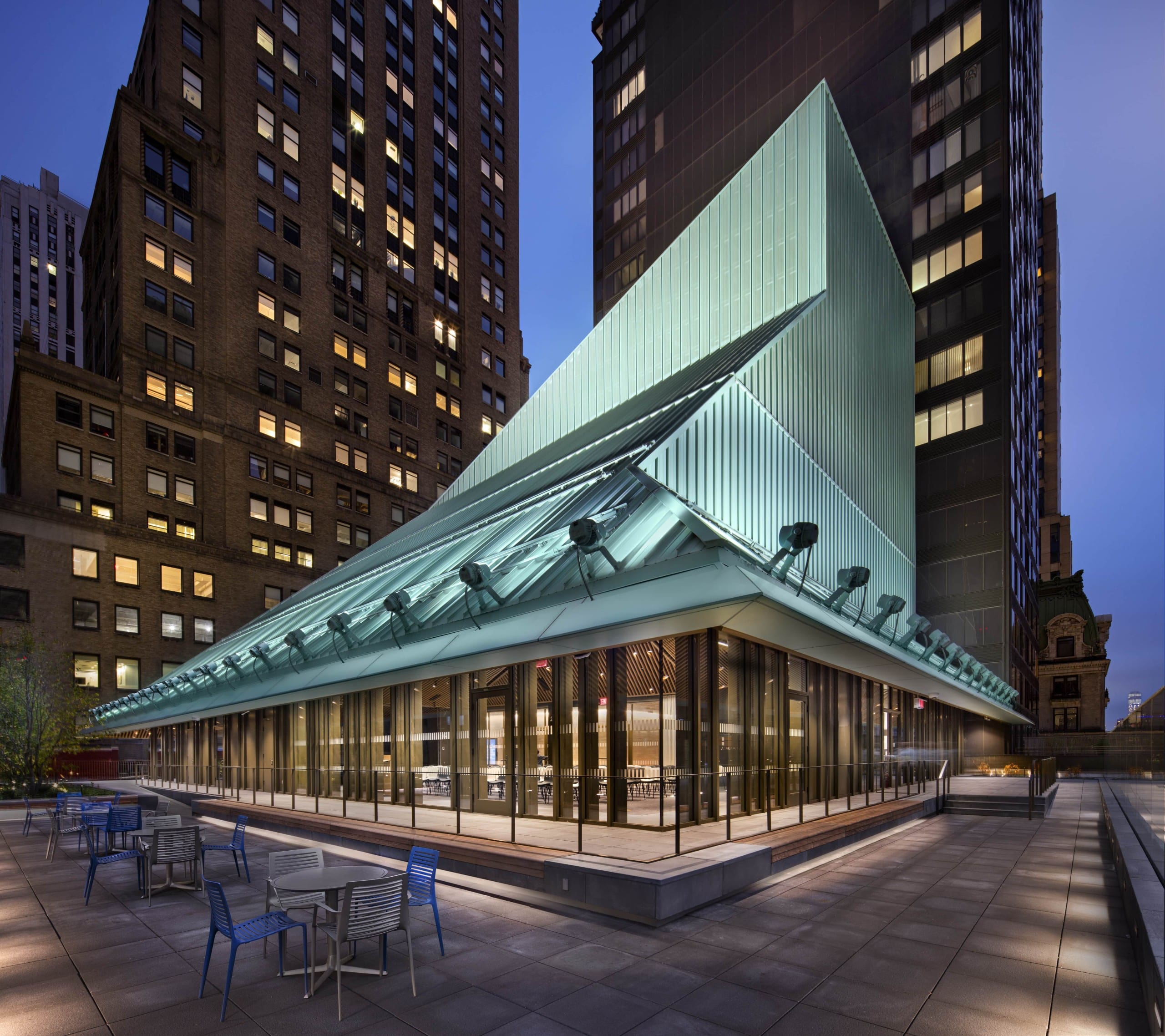 Das Dach der neuen Stavros Niarchos Foundation Library in New York erinnert an einen Zauberhut. Foto: John Bartelstone