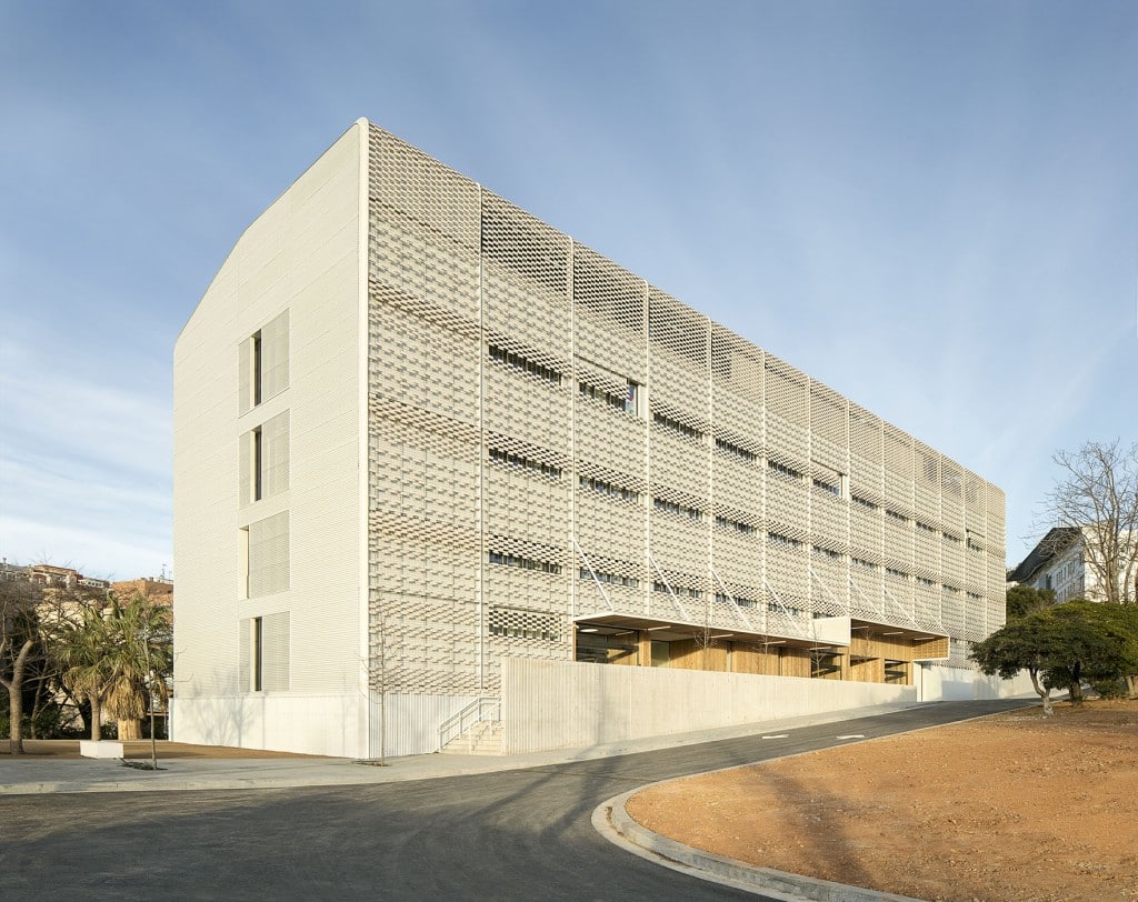Für ein Allgemeinkrankenhaus in Barcelona entwarf PMMT Arquitectura ein Mehrzweckgebäude. Foto: © DEL RIO BANI
