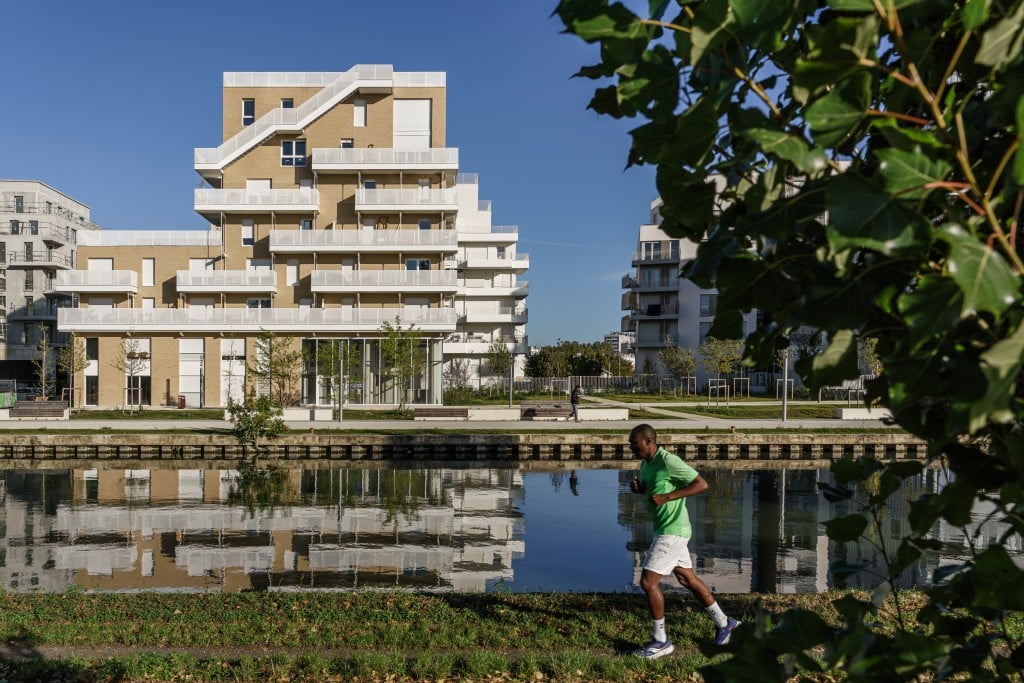 Der Wohn- und Gewerbekomplex liegt unmittelbar am Canal de l'Ourcq in Paris. Foto: Stefan Tuchila